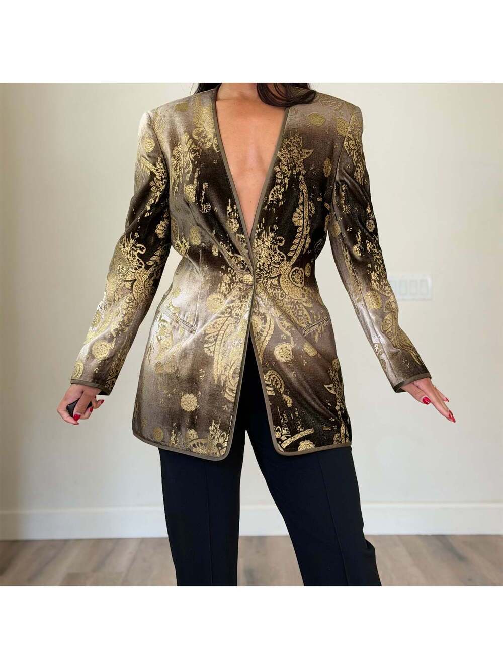 Escada - Picture 3 of 9